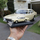 Miniatura Carros Clássicos do Brasil Nacional Ford Maverick 4 Super Luxo Amarelo Claro Escala 1:43