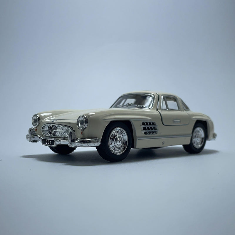 Miniatura Carrinho Antigo de Corrida Mercedes Benz 300 SL Coupe Creme Escala 1/36