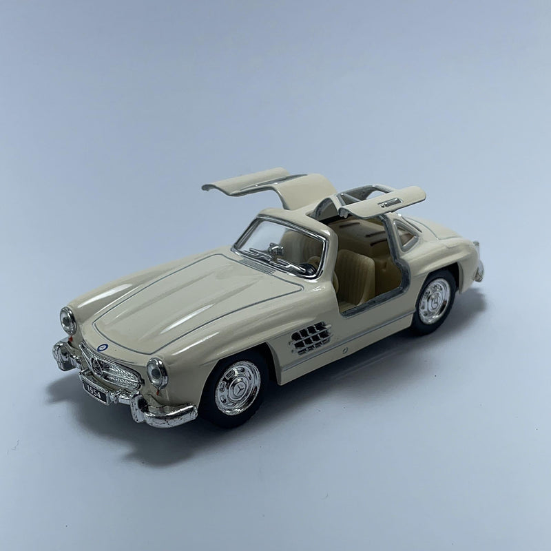 Miniatura Carrinho Antigo de Corrida Mercedes Benz 300 SL Coupe Creme Escala 1/36