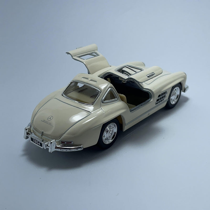 Miniatura Carrinho Antigo de Corrida Mercedes Benz 300 SL Coupe Creme Escala 1/36