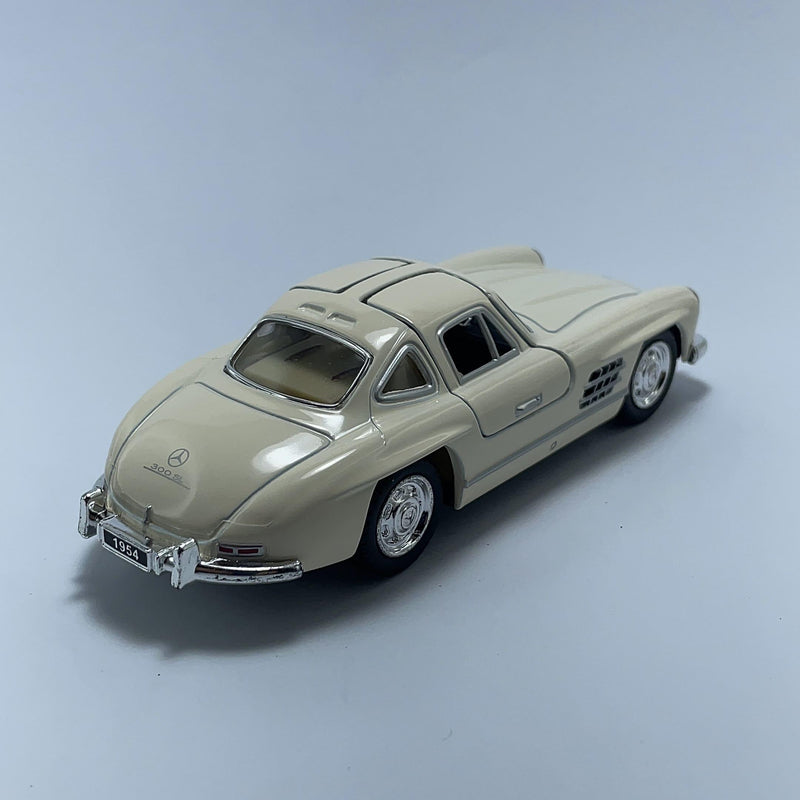 Miniatura Carrinho Antigo de Corrida Mercedes Benz 300 SL Coupe Creme Escala 1/36