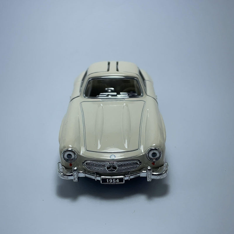 Miniatura Carrinho Antigo de Corrida Mercedes Benz 300 SL Coupe Creme Escala 1/36