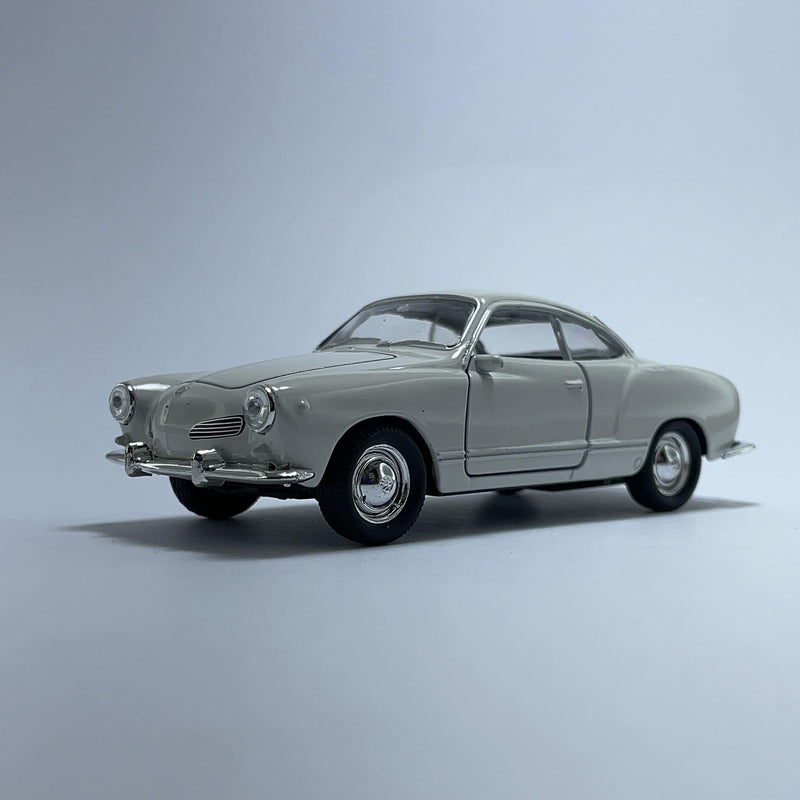 Miniatura Carro Antigo Clássico Volkswagen Karmann Ghia Coupe Branco Escala 1/36