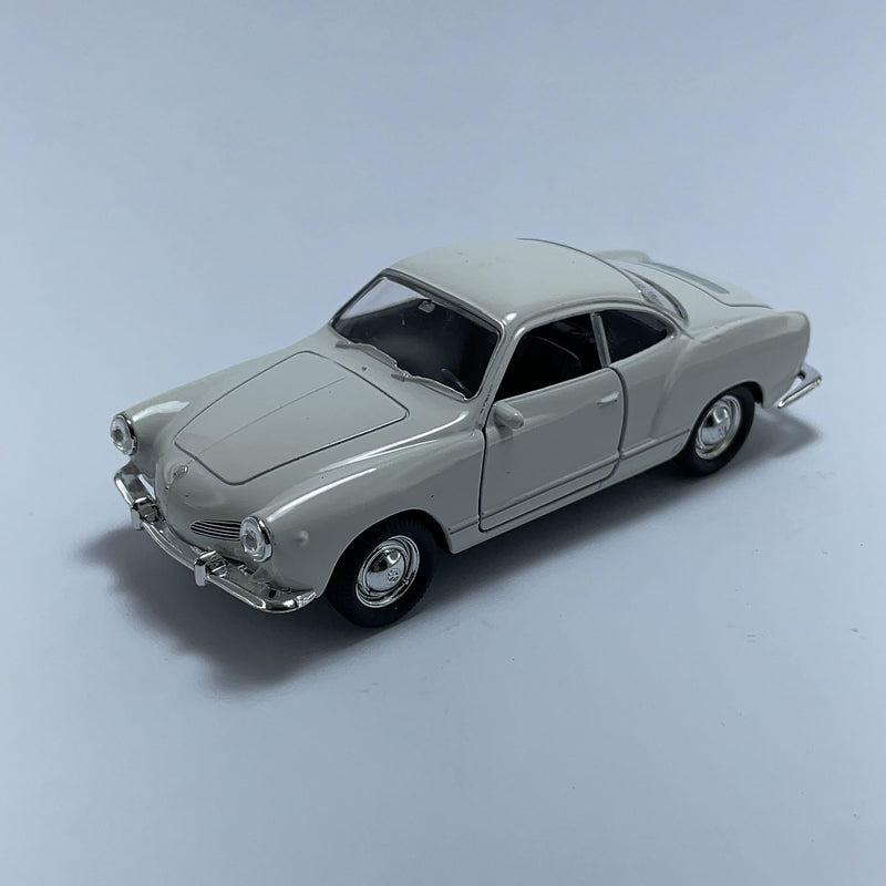 Miniatura Carro Antigo Clássico Volkswagen Karmann Ghia Coupe Branco Escala 1/36