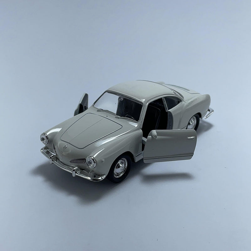 Miniatura Carro Antigo Clássico Volkswagen Karmann Ghia Coupe Branco Escala 1/36