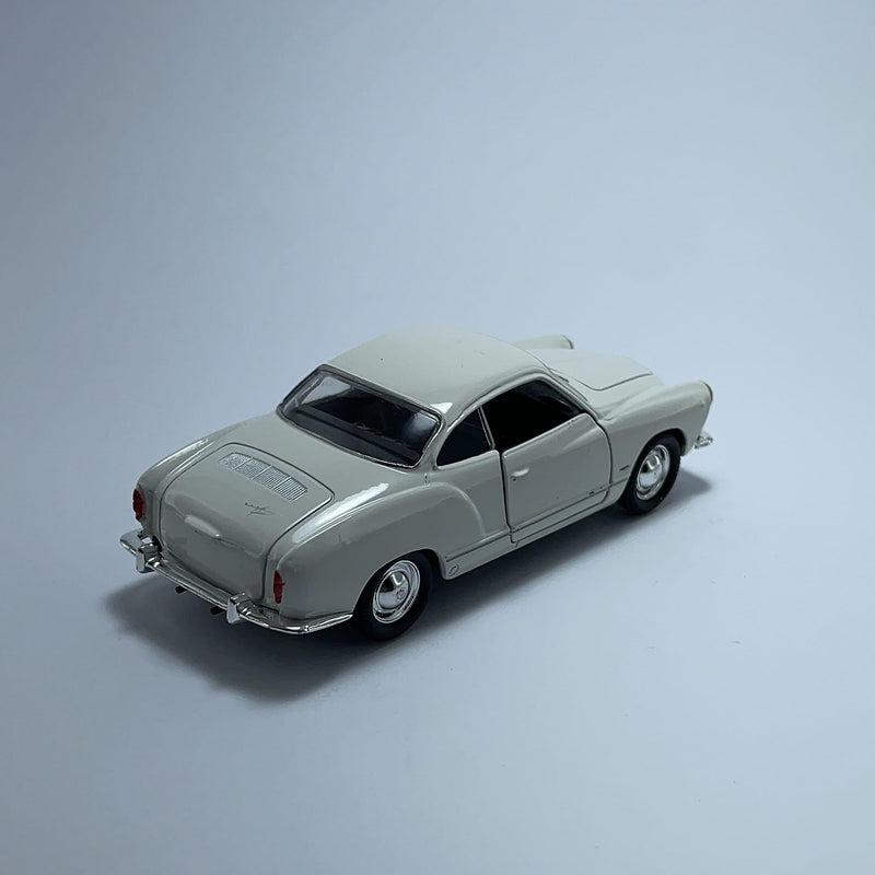 Miniatura Carro Antigo Clássico Volkswagen Karmann Ghia Coupe Branco Escala 1/36