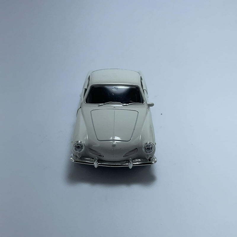 Miniatura Carro Antigo Clássico Volkswagen Karmann Ghia Coupe Branco Escala 1/36