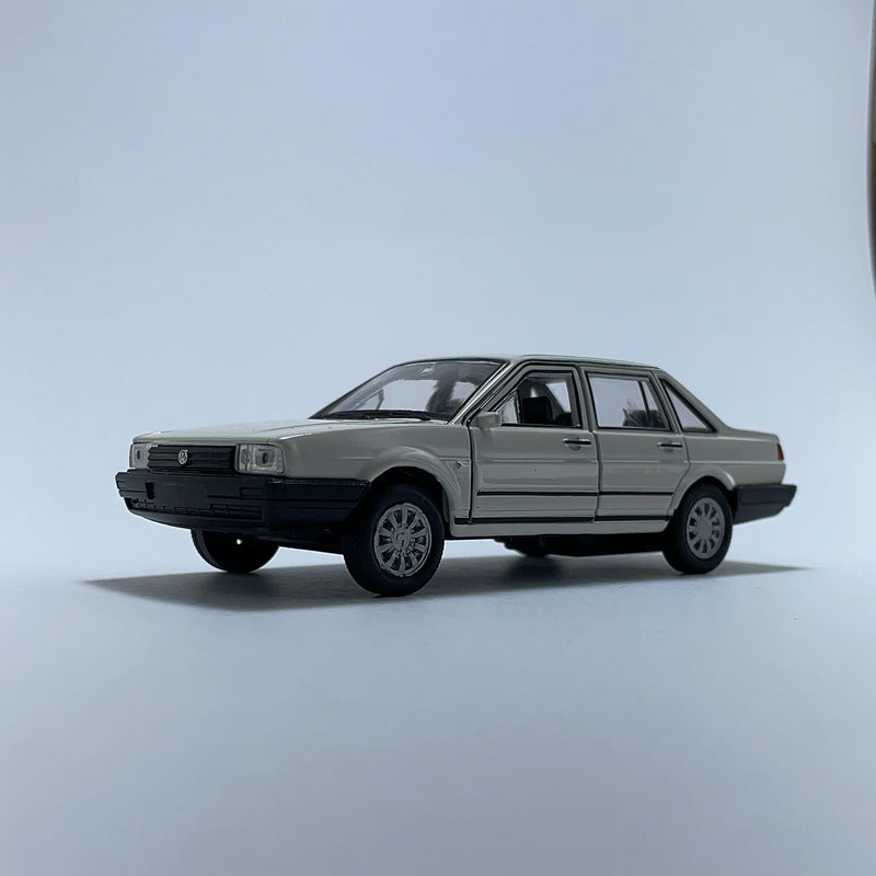 Miniatura Carrinho Antigo Clássico Brasileiro Volkswagen Santana Branco Escala 1/36