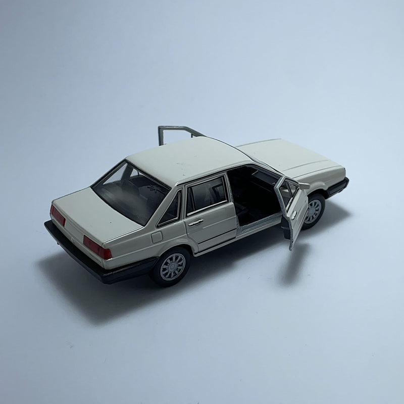 Miniatura Carrinho Antigo Clássico Brasileiro Volkswagen Santana Branco Escala 1/36