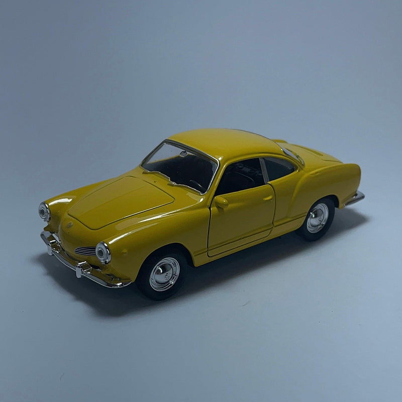 Miniatura Carrinho Antigo Clássico Volkswagen Karmann Ghia Amarelo Escala 1/36 - MiniTurbo