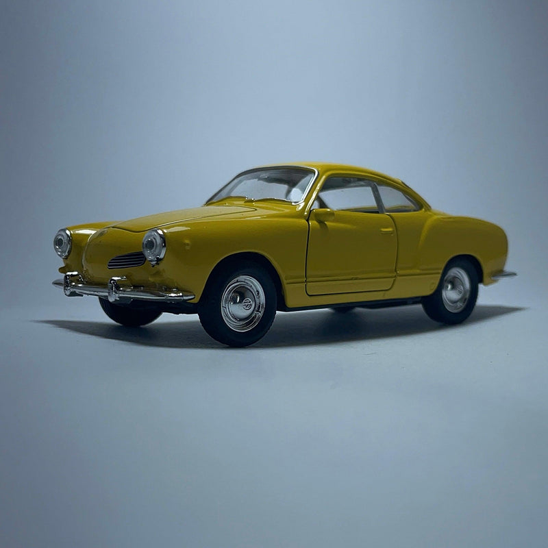 Miniatura Carrinho Antigo Clássico Volkswagen Karmann Ghia Amarelo Escala 1/36 - MiniTurbo