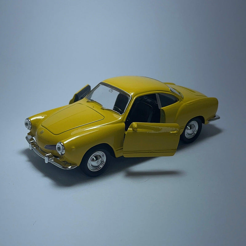 Miniatura Carrinho Antigo Clássico Volkswagen Karmann Ghia Amarelo Escala 1/36 - MiniTurbo