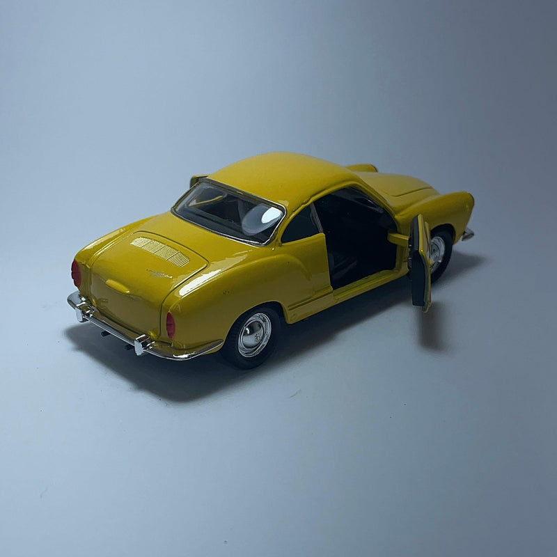 Miniatura Carrinho Antigo Clássico Volkswagen Karmann Ghia Amarelo Escala 1/36 - MiniTurbo