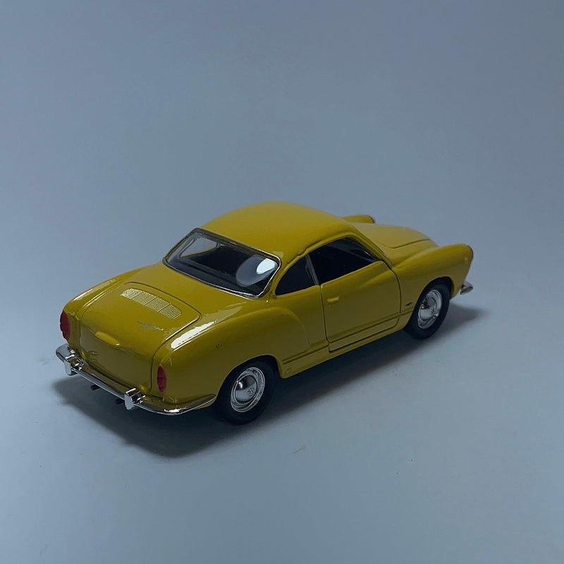 Miniatura Carrinho Antigo Clássico Volkswagen Karmann Ghia Amarelo Escala 1/36 - MiniTurbo