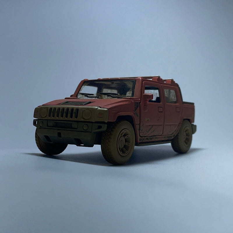 Miniatura Carro Hummer H2 SUT Vermelho Sujo de Lama Escala 1/36 - MiniTurbo