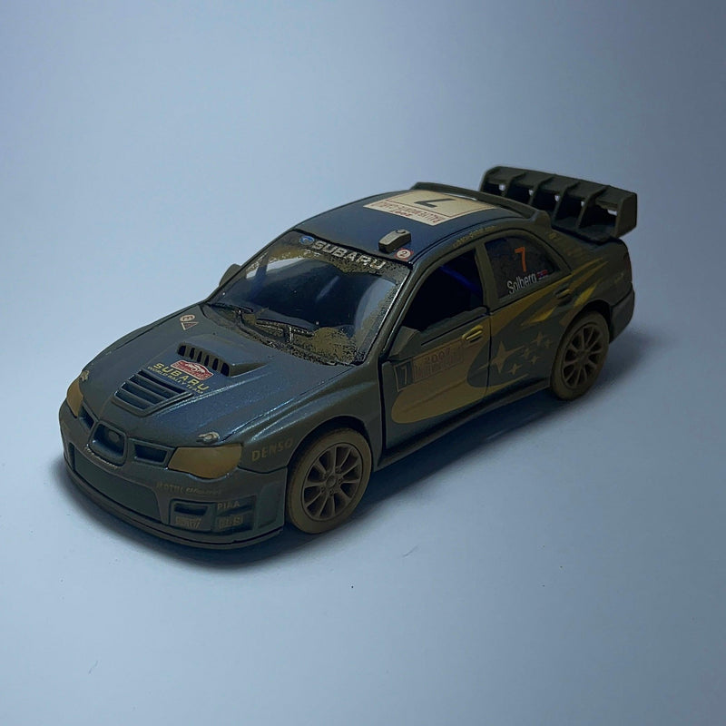 Miniatura Carrinho de Corrida Subaro Impreza WRC Sujo de Lama Escala 1/36 - MiniTurbo