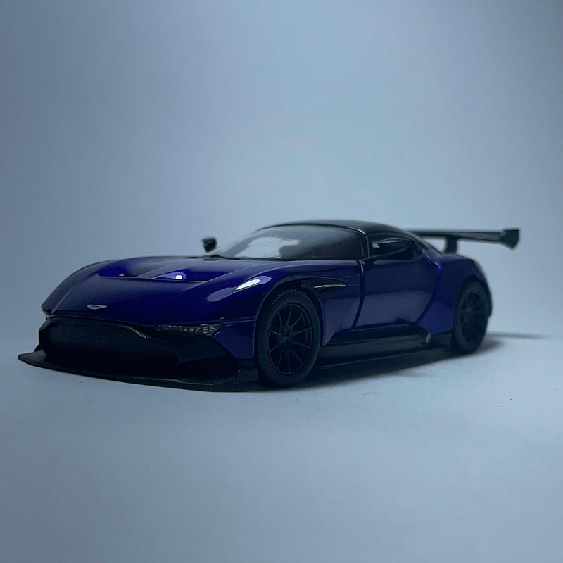 Miniatura Carro Esportivo de Corrida Aston Martin Vulcan Roxo Escala 1/36 - MiniTurbo